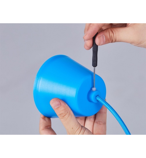 Deckenlampe aus Plastik in 4 ver. Farben Lampenfassung...